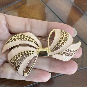 Vintage Trifari‎ Brooch Pin Bow Tie Knot Pink Enameled Gold Tone Signed 3" MCM